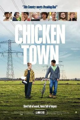 【欧美电影】鸡镇 Chicken Town (2025)1080P高清|喜剧|在一系列啼笑皆非的遭遇中，汤姆逐渐揭开真相，为自己正名。鸡镇|夸克网盘无删减资源
